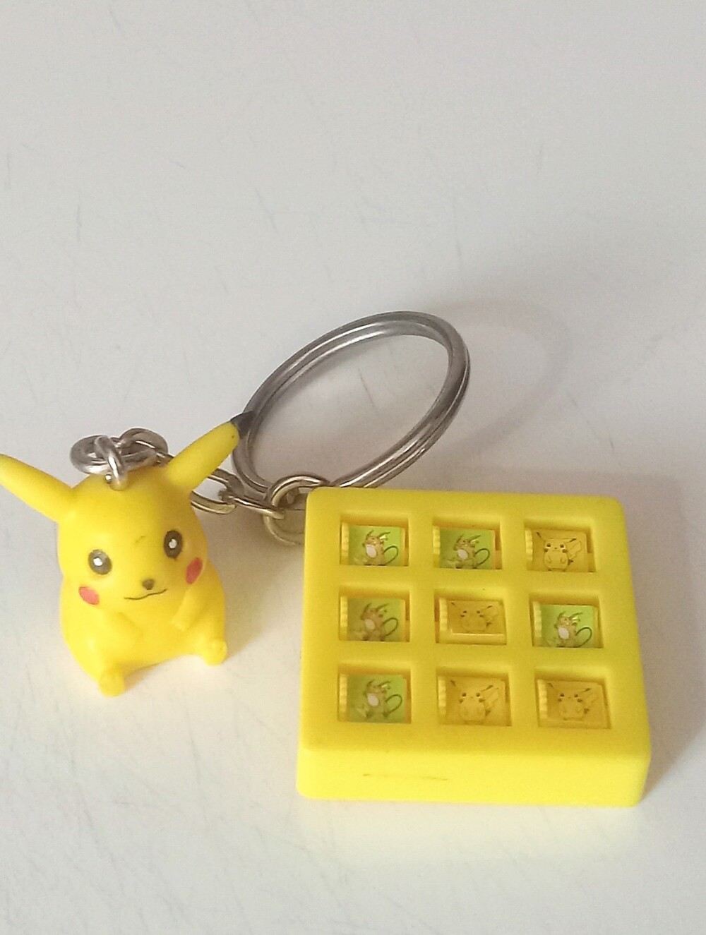 RARE Pokemon TIC-TAC-TOE GAME Keychain PIKACHU With REMOVEABLE Keychain VTG 2000